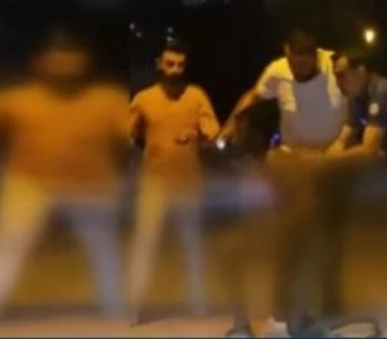 Sokakta çıplak yürümeye kalkınca vatandaş dayak attı!