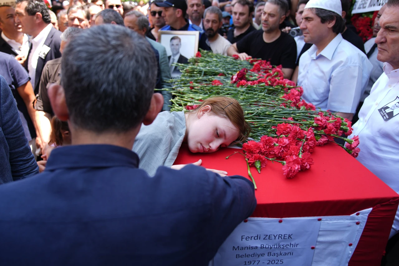 Zeyrek son yolculuğuna uğurlandı.. Gözyaşları sel oldu