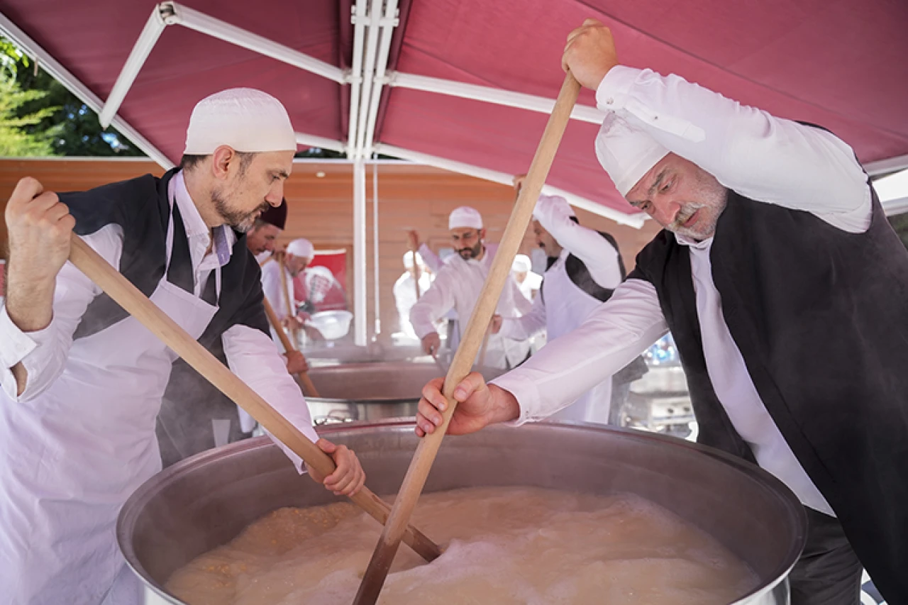 Aşureler Tekkede Kaynadı