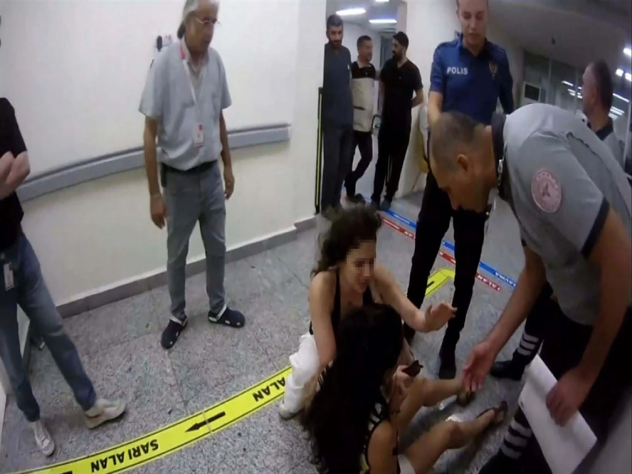 Taksim'de polisi tehdit edip doktorlara saldıran 2 kadın yeniden yargılanacak