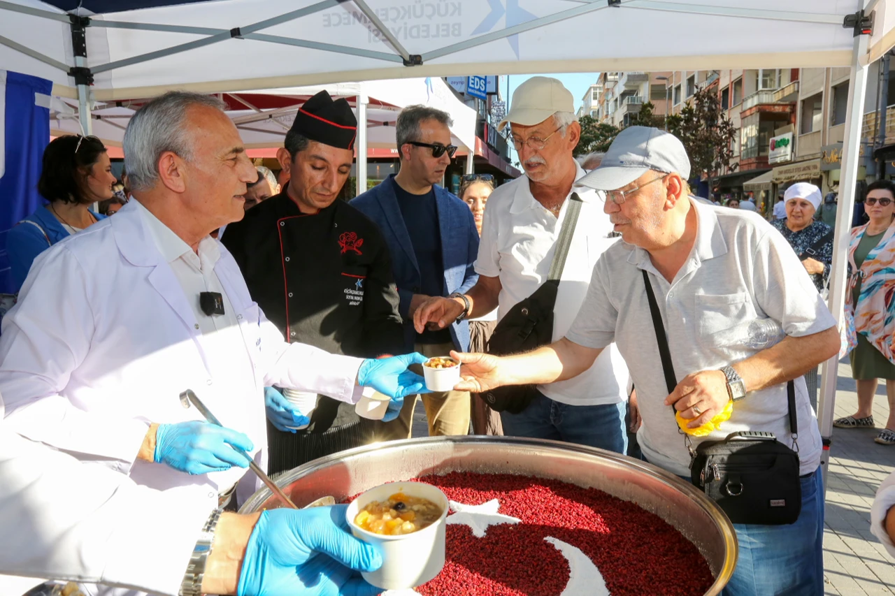 Küçükçekmece Belediyesi, Muharrem Ayı'nda vatandaşlara aşure ikram etti