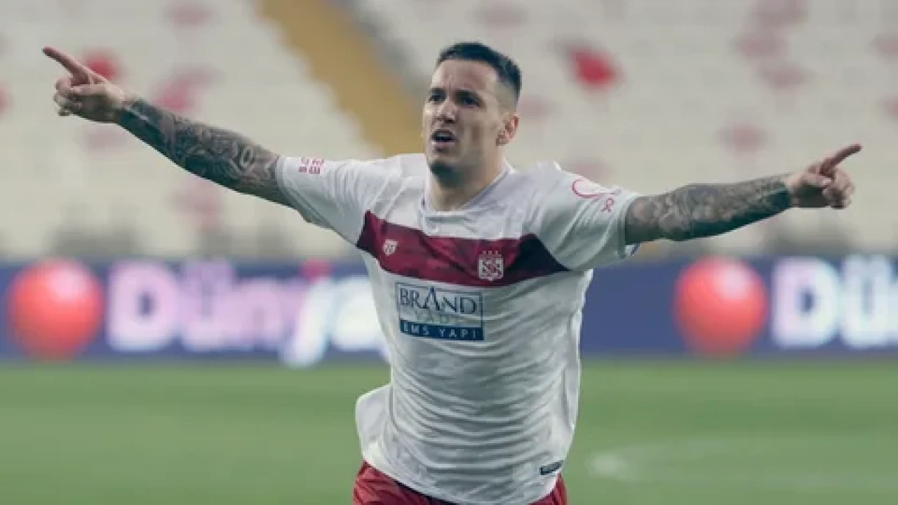 Süper Lig ekibi, Sivasspor'un yıldızı Rey Manaj'ı transfer gündemine aldı