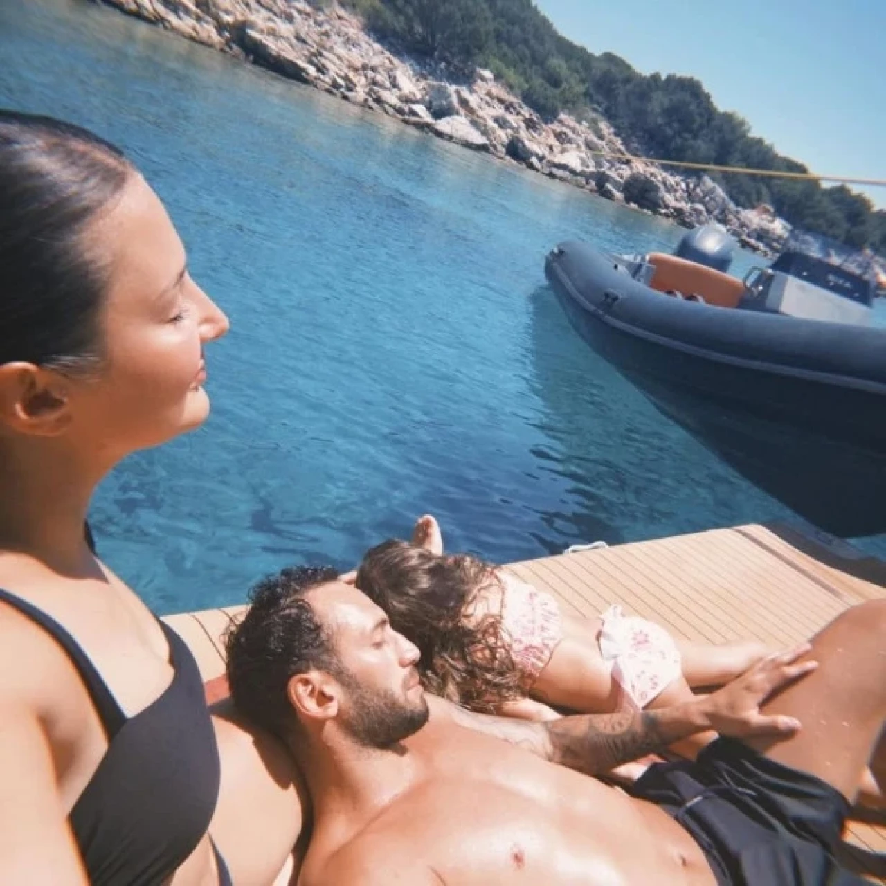 Hakan Çalhanoğlu ve ailesi tatil sezonunu açtı