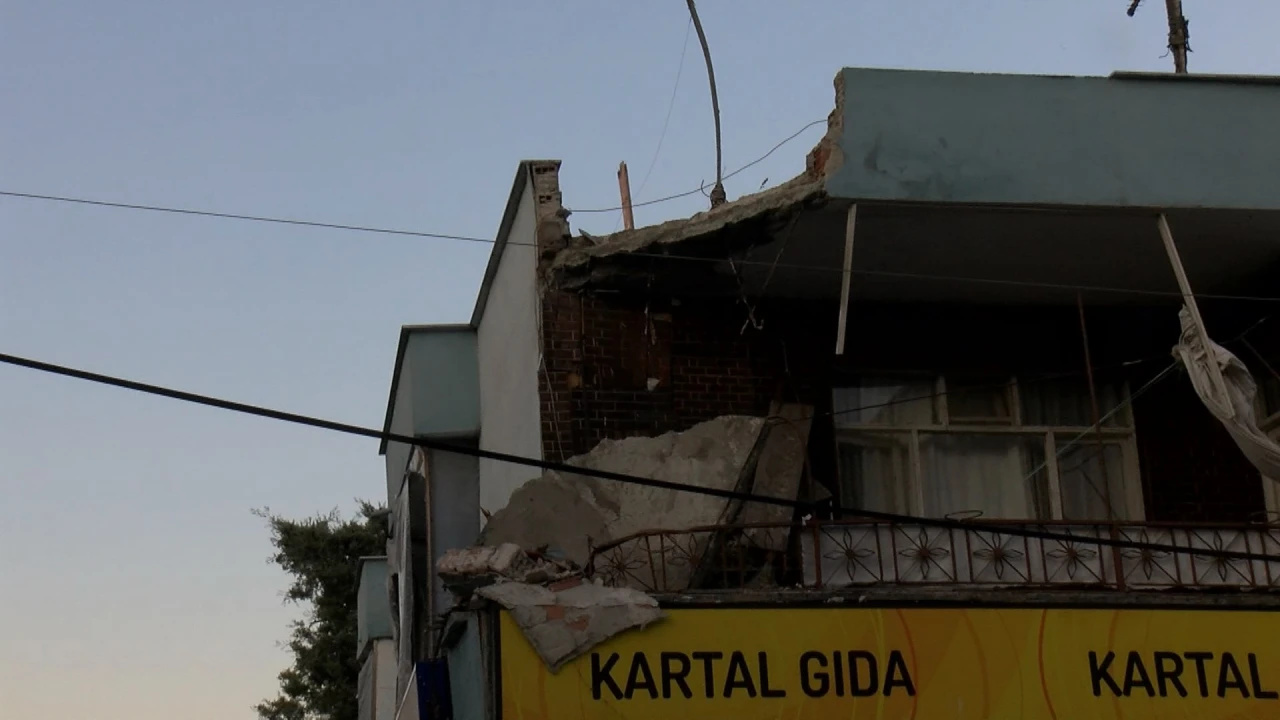 Küçükçekmece'de balkon çökmesi sonrası bina mühürlendi
