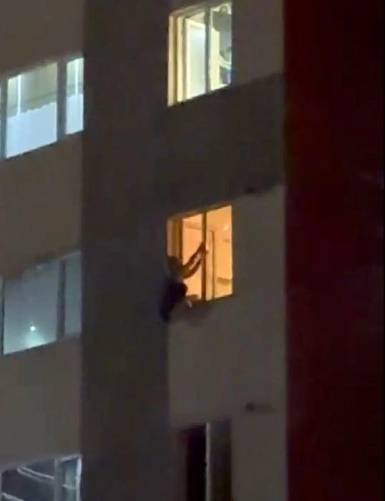 Beylikdüzü'nde bir kadın cama çıkıp aşağı atladı!
