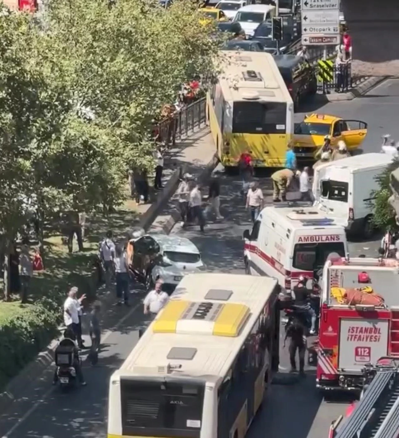 Beyoğlu’nda İETT otobüsü 10 araca çarptı