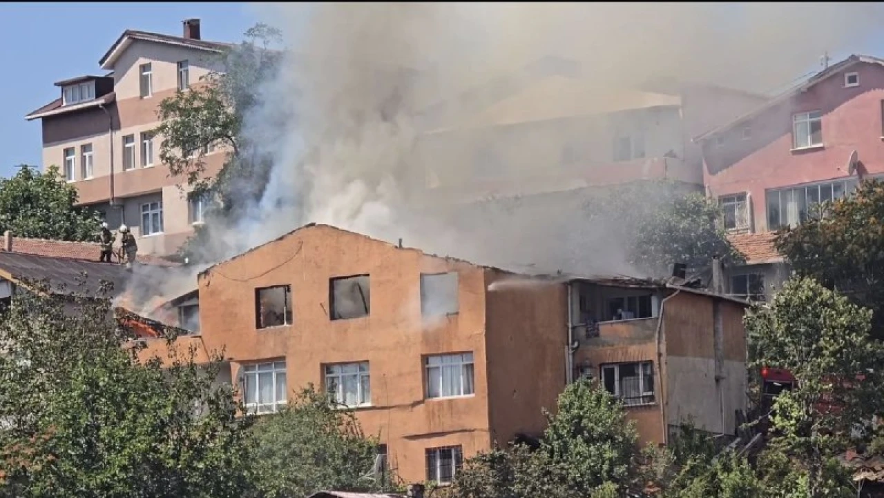 Beykoz'da 3 katlı binanın çatısında yangın çıktı