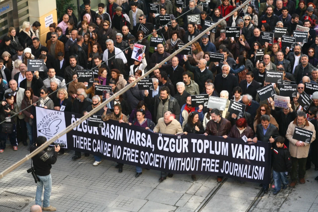 Kalemimizi savunuyoruz