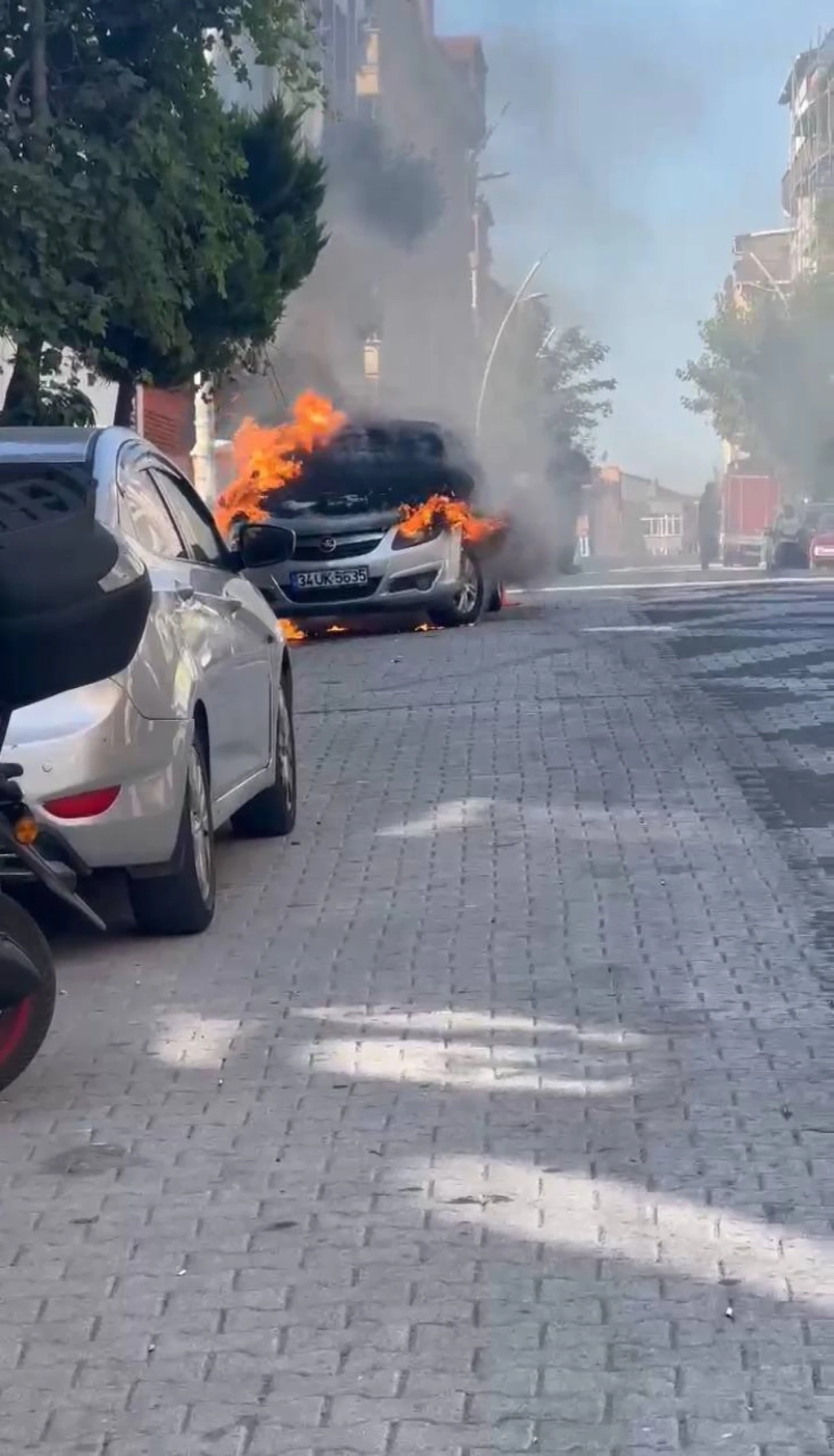 Park halindeki otomobil alev alev yandı