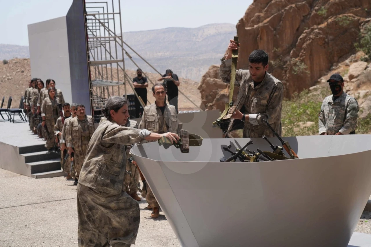 PKK silahlarını yaktı! AK Parti'den ilk açıklama