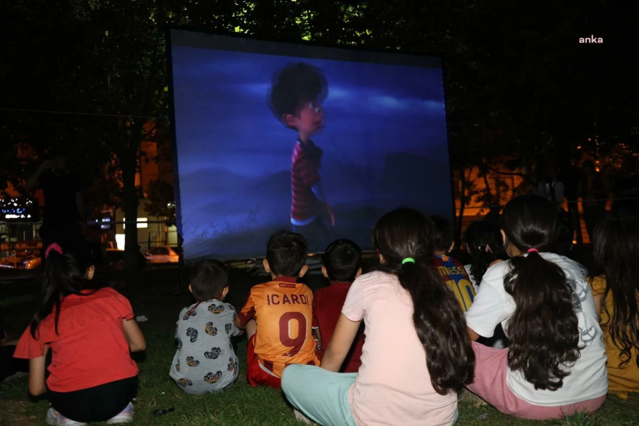 Ataşehir'de çocuklar için parklarda açık hava sinema keyfi