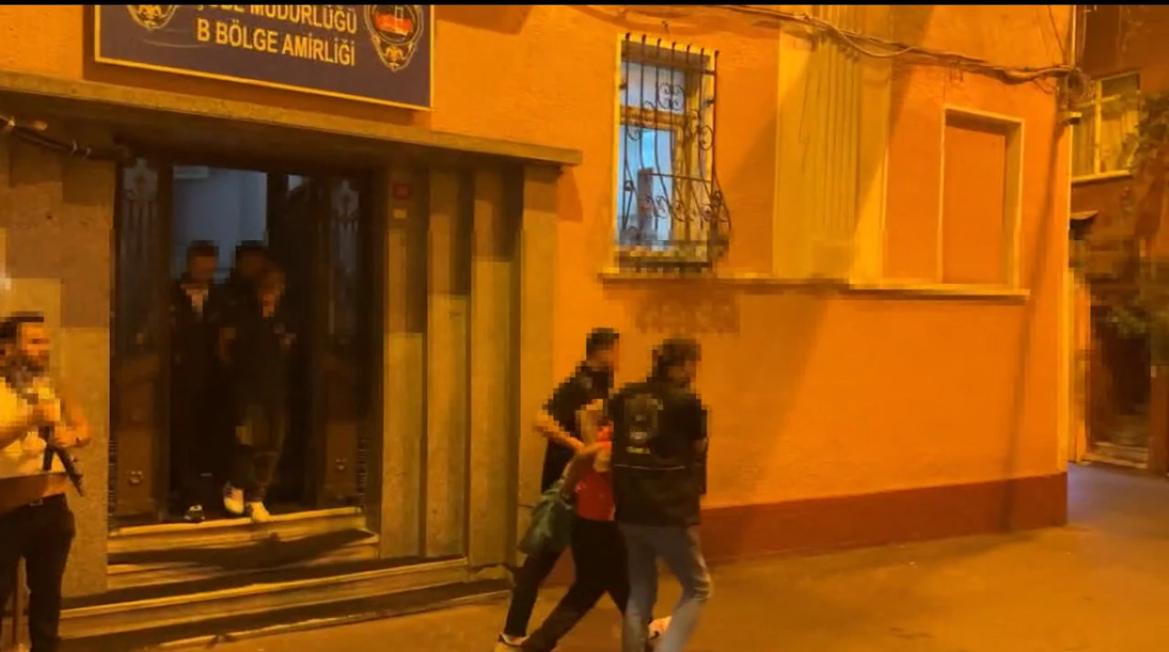 Taksim'de 67 yaşındaki adamın boğazını sıkıp gasbettiler