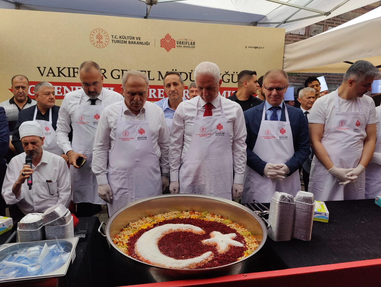 Mısır Çarşısı'nda 20 bin kişiye aşure ikramı