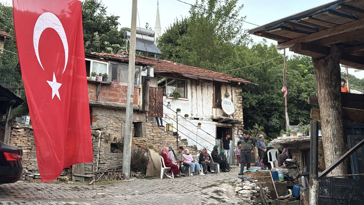 4 ile şehit ateşi düştü! Şehit evlerine Türk bayrakları asıldı