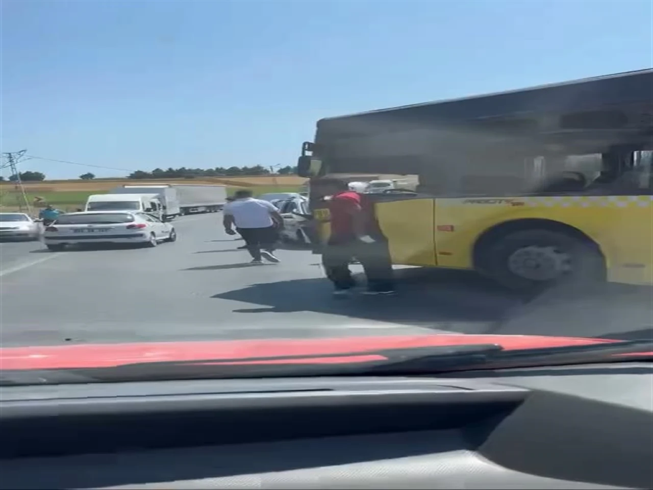 Arnavutköy'de İETT otobüsü ile otomobil çarpıştı