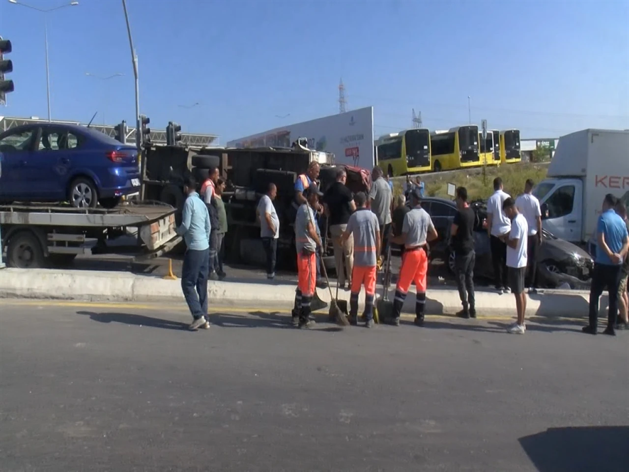 Başakşehir'de 10 aracın karıştığı kazada 3 kişi yaralandı