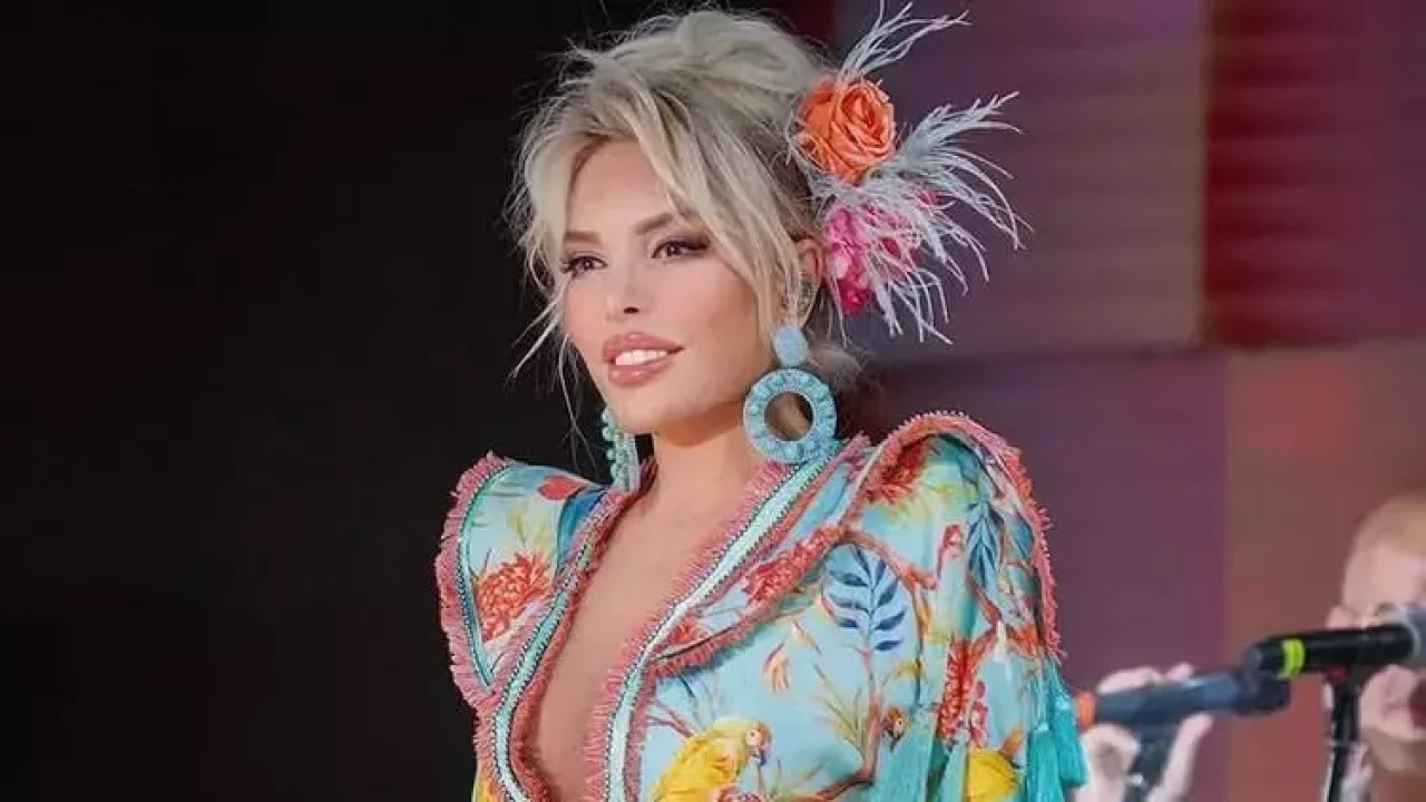 Barbie bebek gibi!