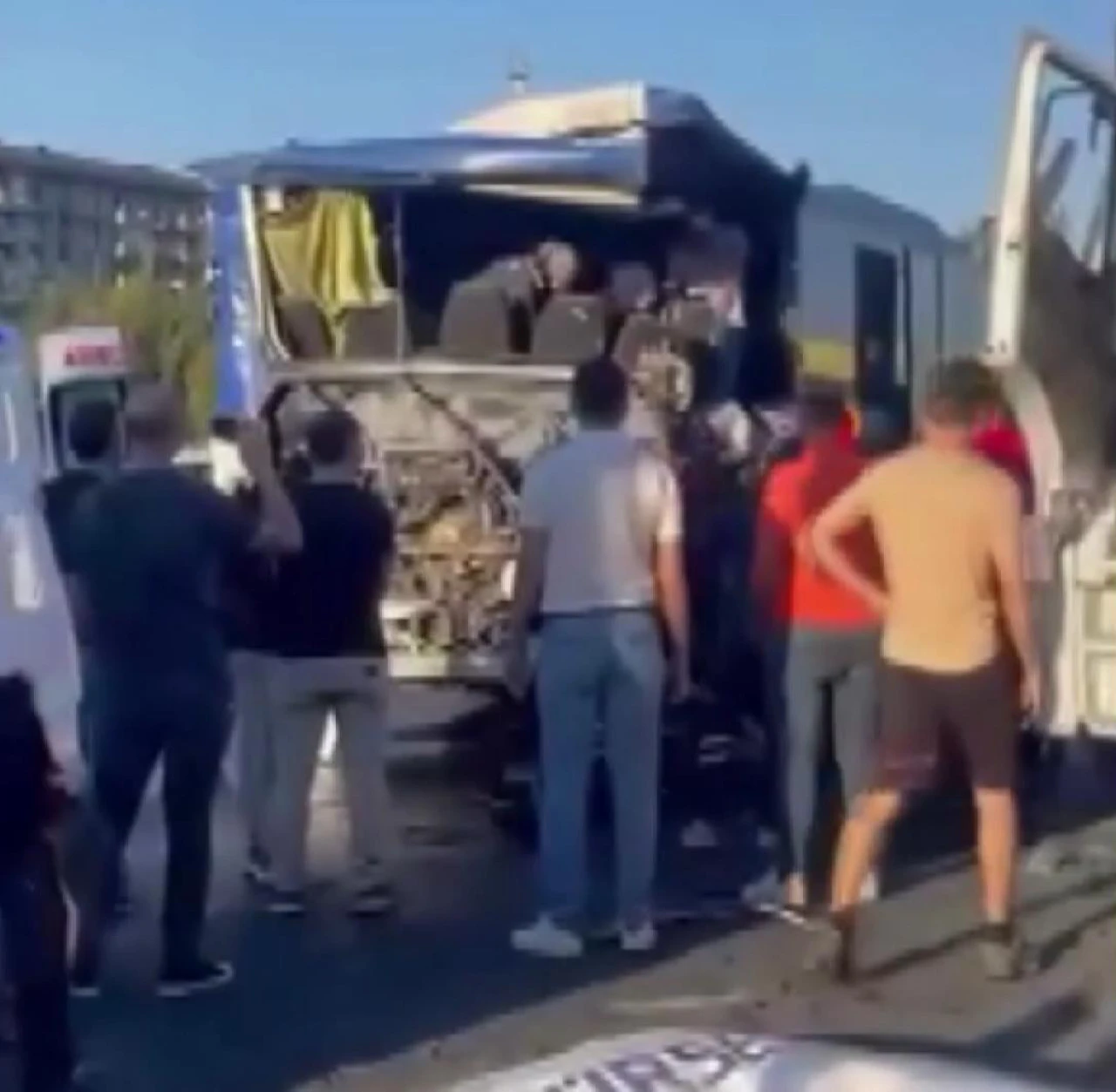 TEM otoyolu üzerinde zincirleme kaza: 1 ölü 21 yaralı