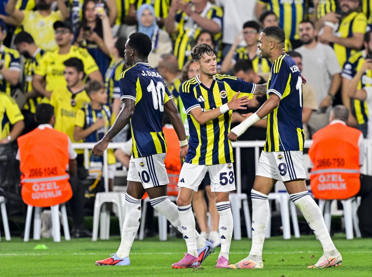 Fenerbahçe Kadıköy'de turu aldı!