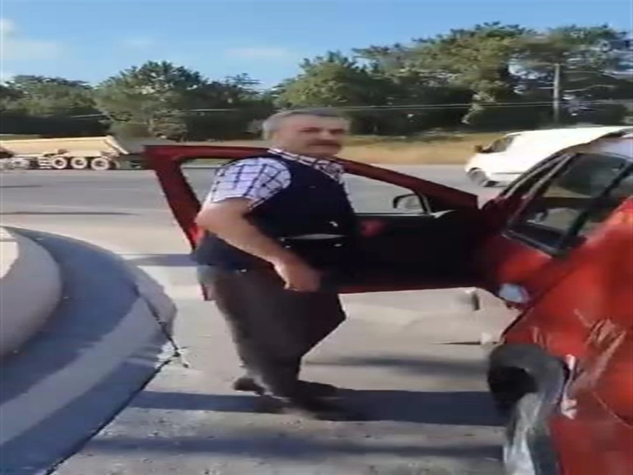 Trafikte tartıştığı şoförün üzerine bıçakla yürüdü