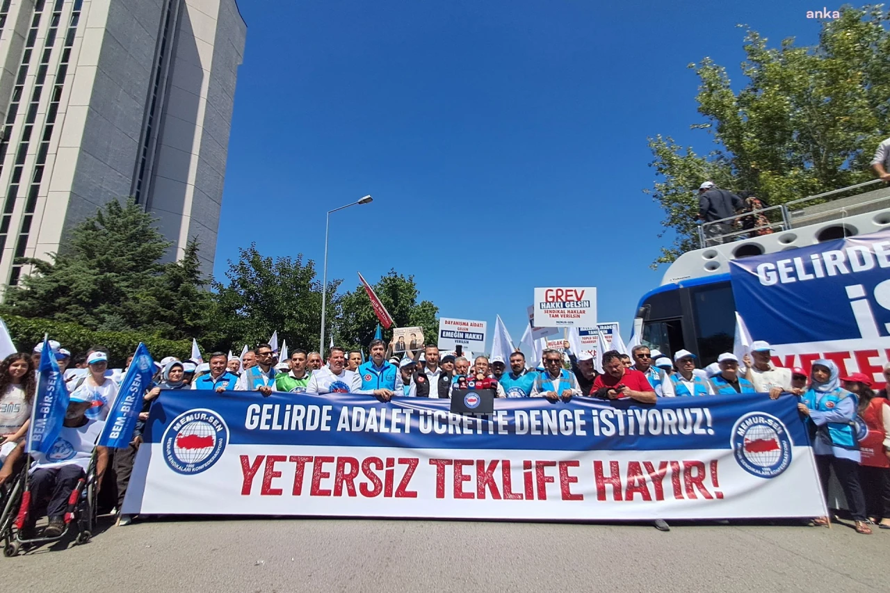 Memurlar hükümetin zam teklifini protesto etti