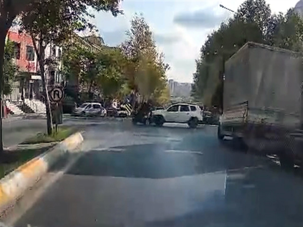 Esenyurt'ta otomobille motosiklet çarpıştı