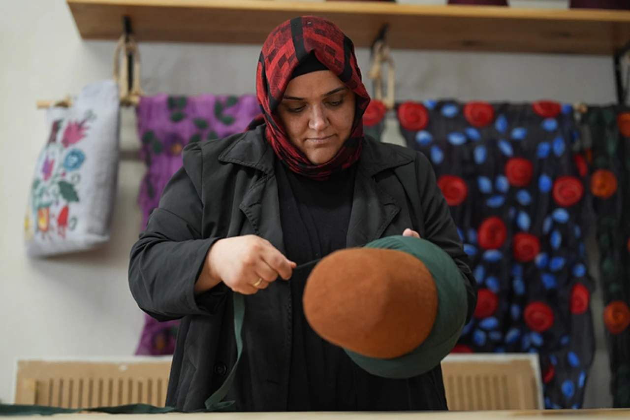 Keçeyi hayata döndürüyor