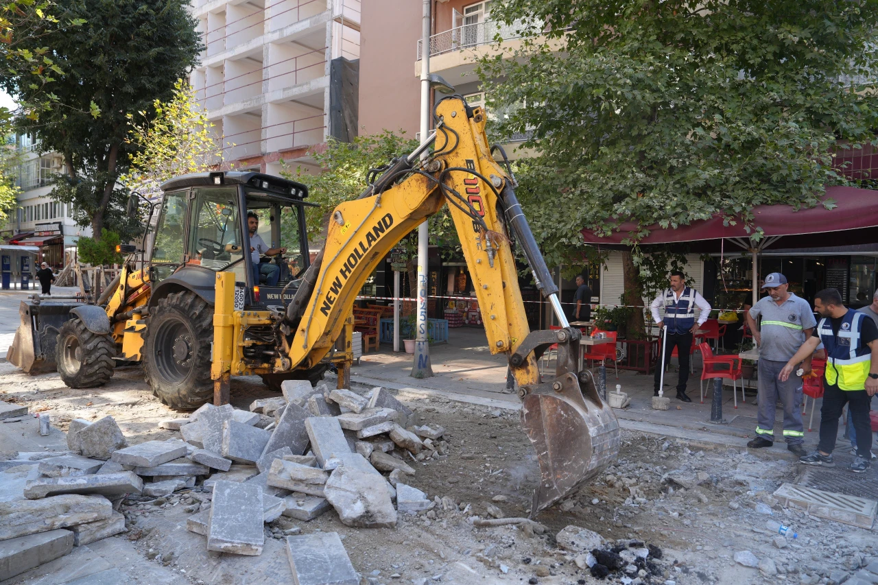 Kartal Belediyesi, Çınar Caddesi'nde yenileme çalışmalarına başladı