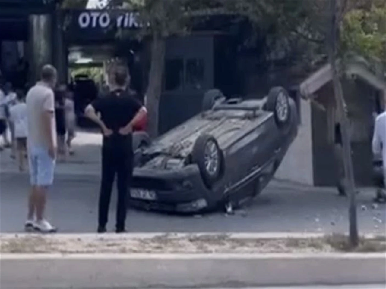 Araç ağaca çarpıp takla attı!