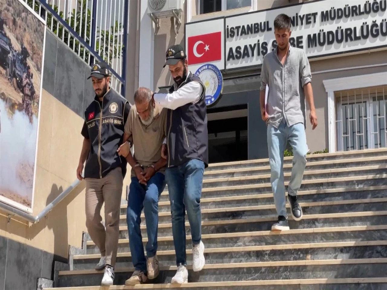 Galata Köprüsü'nde kumar oynatan şüpheli yakalandı