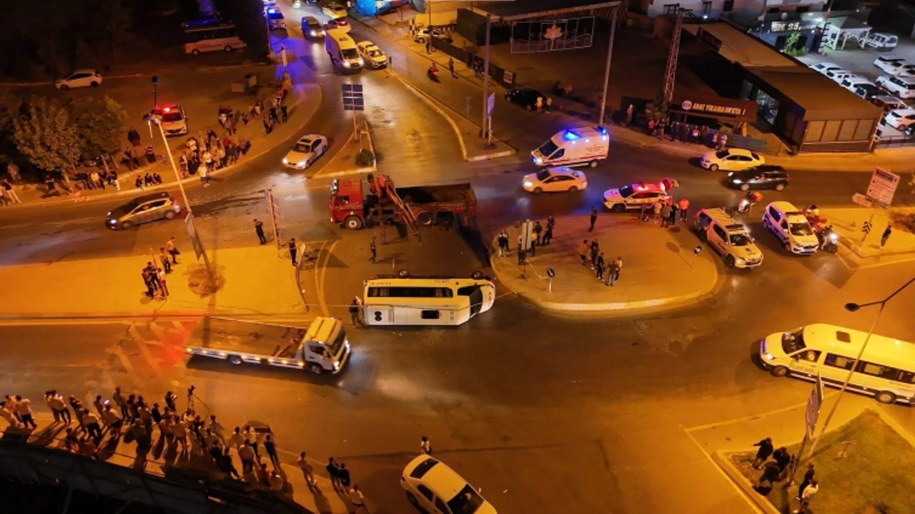 Sultanbeyli'de otomobil ile minibüs çarpıştı: 10 yaralı