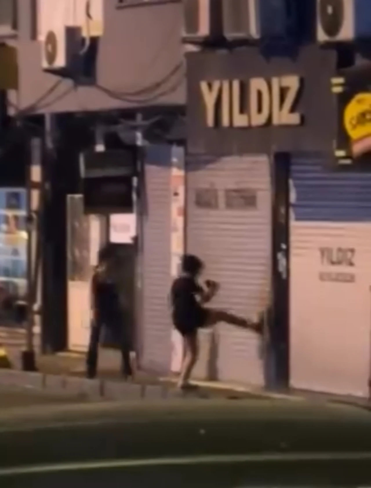 Beyoğlu'nda tamir ettirdiği telefonunun ekranı kırıldı