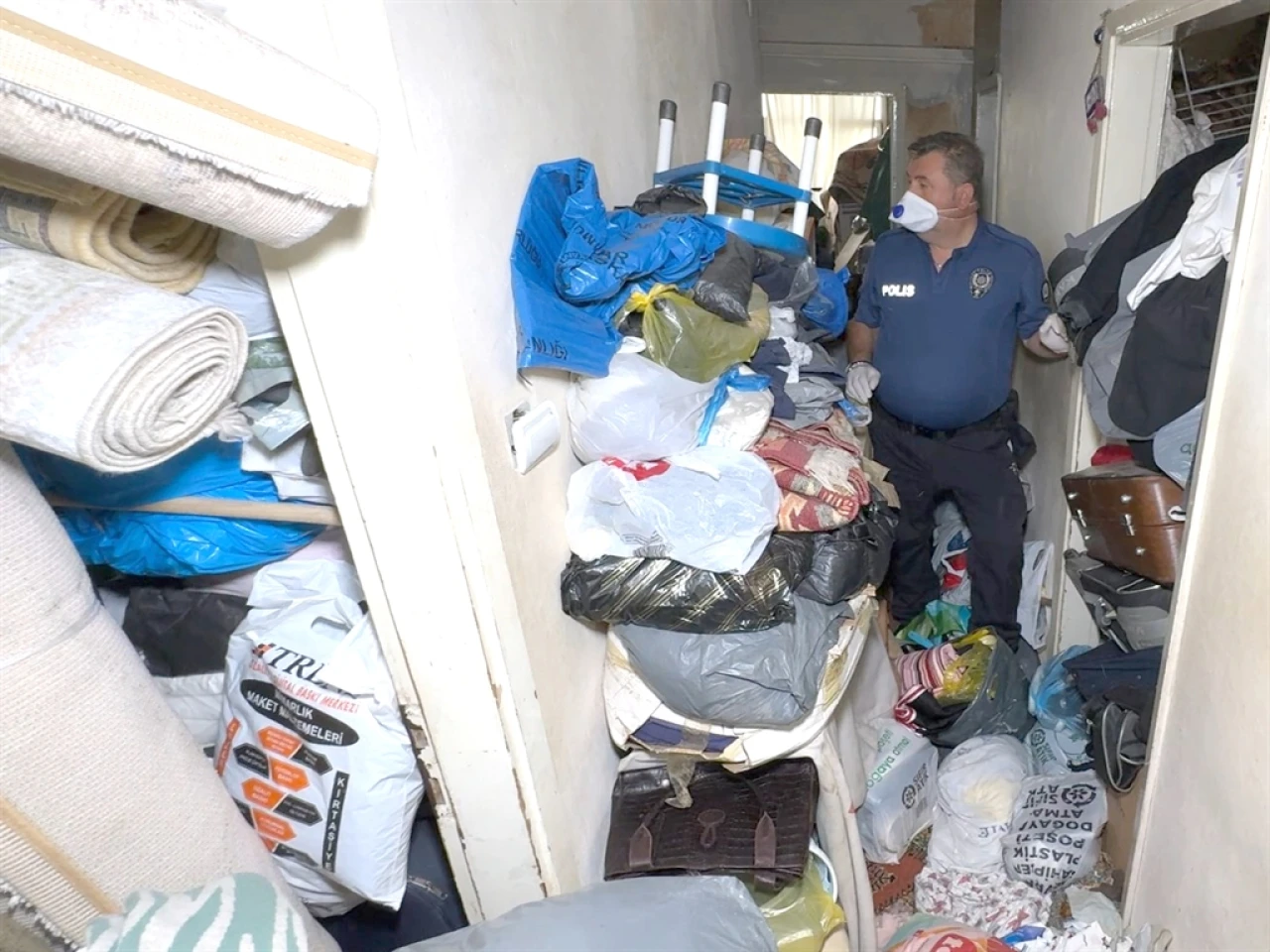 Avcılar'da çöp evden 12 kamyonet eşya çıkarıldı