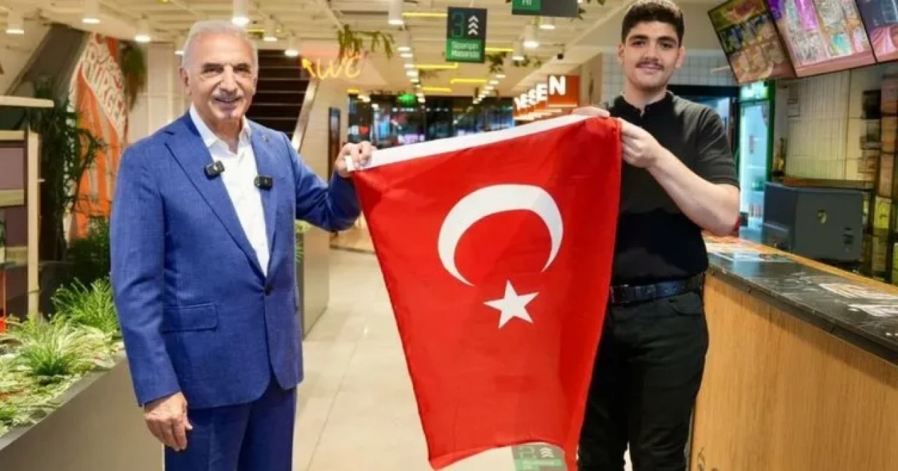 Ümraniye Belediyesi 40 bin Türk bayrak dağıttı