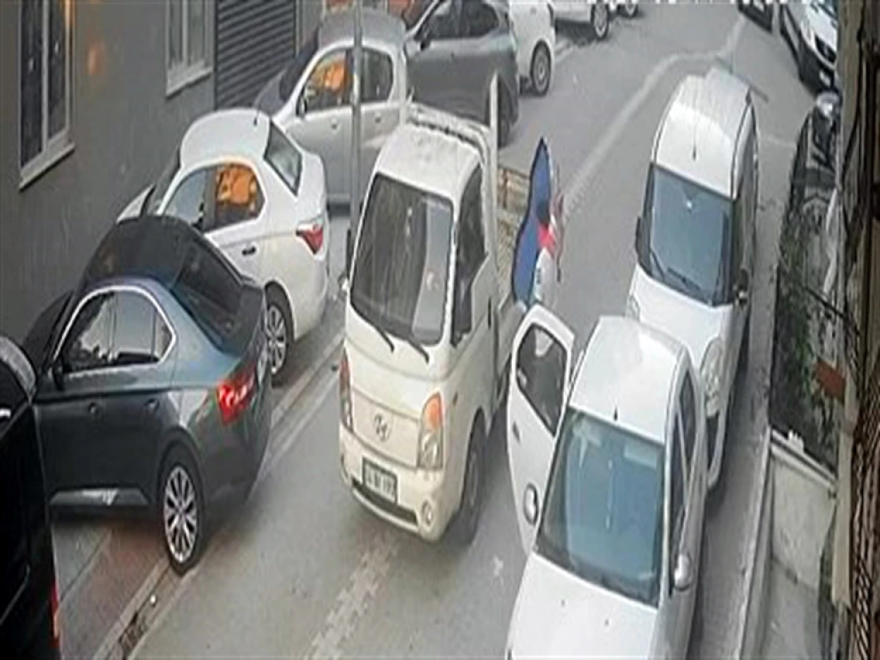 Çaldıkları kamyonetle başka bir aracın ses sistemini çaldılar