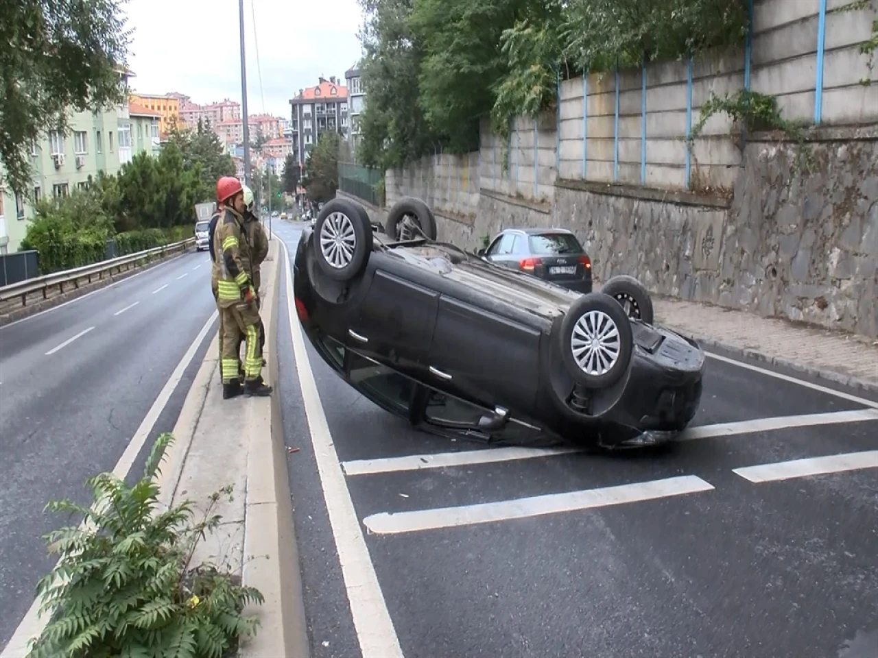 Sarıyer’de refüje vuran otomobil takla attı; sürücü yaralandı