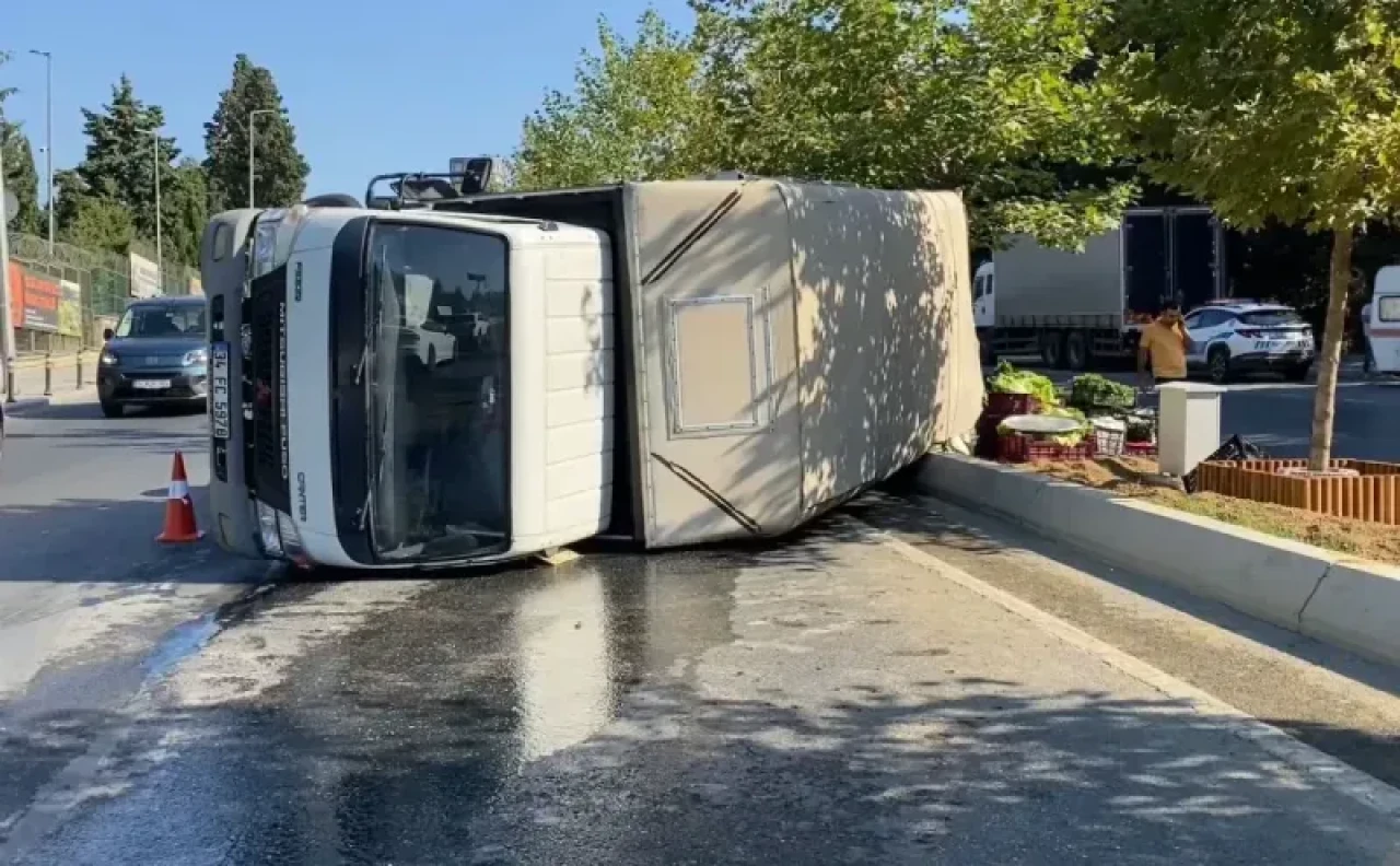 Küçükçekmece'de sebze yüklü kamyonet devrildi: 2 yaralı