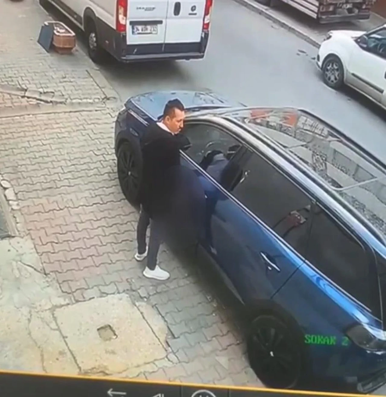 Otomobile idrarını yaptı araç sahibine saldırdı!