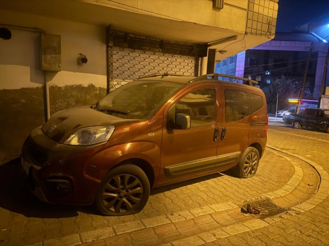 Motosikletli iki şüpheli araçların lastiğini patlatıp kaçtı!