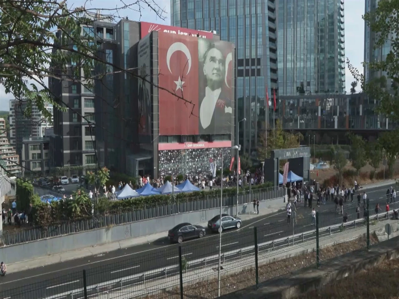 CHP İstanbul İl Başkanlığı'nda abluka sürüyor
