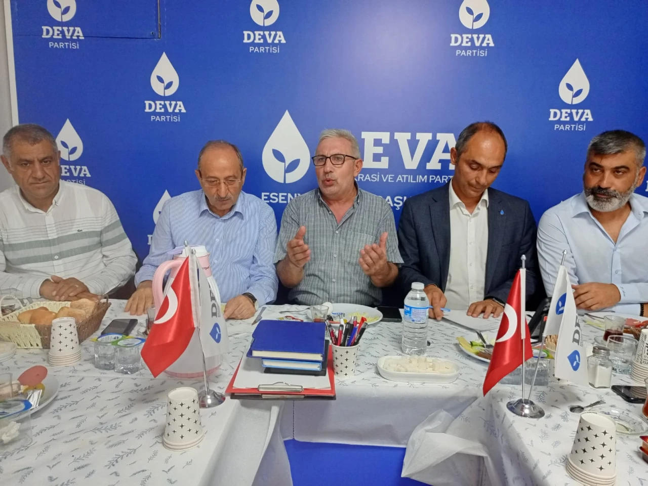 DEVA Esenyurt’ta muhtarlar ve STK’larla buluştu