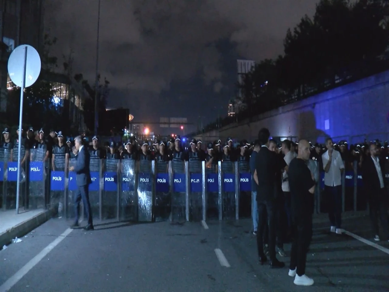 Yurttaşlar CHP İl Binasına yürüyor