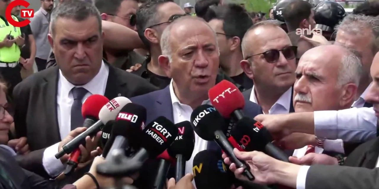 Kayyum Gürsel Tekin CHP İstanbul İl Binasında: Kafasına su şişesi atıldı