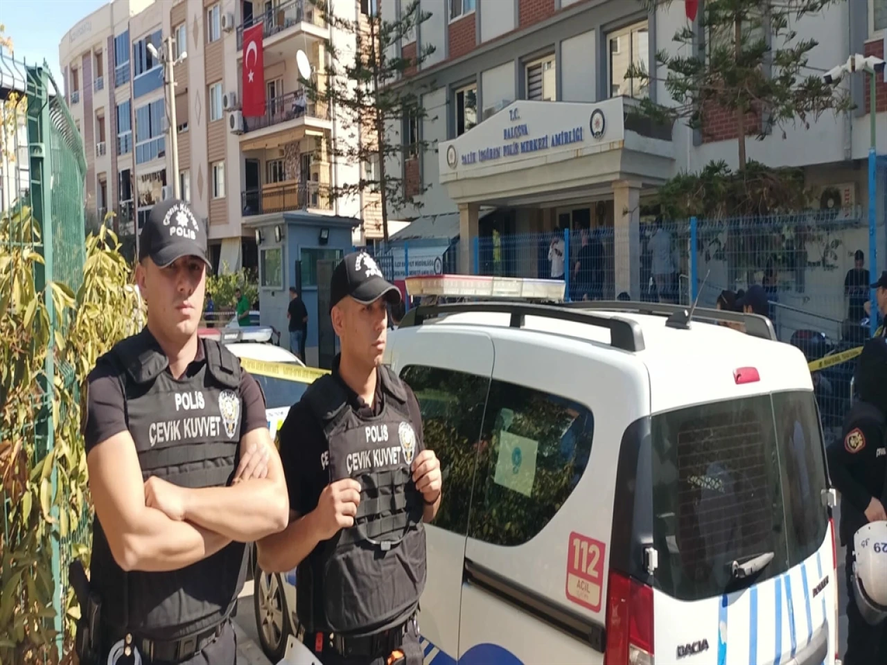 İzmir'de polis merkezine silahlı saldırı: 2 polis şehit oldu