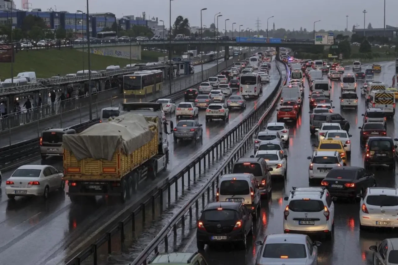 İstanbul'da haftanın ilk günü trafik çilesiyle başladı!
