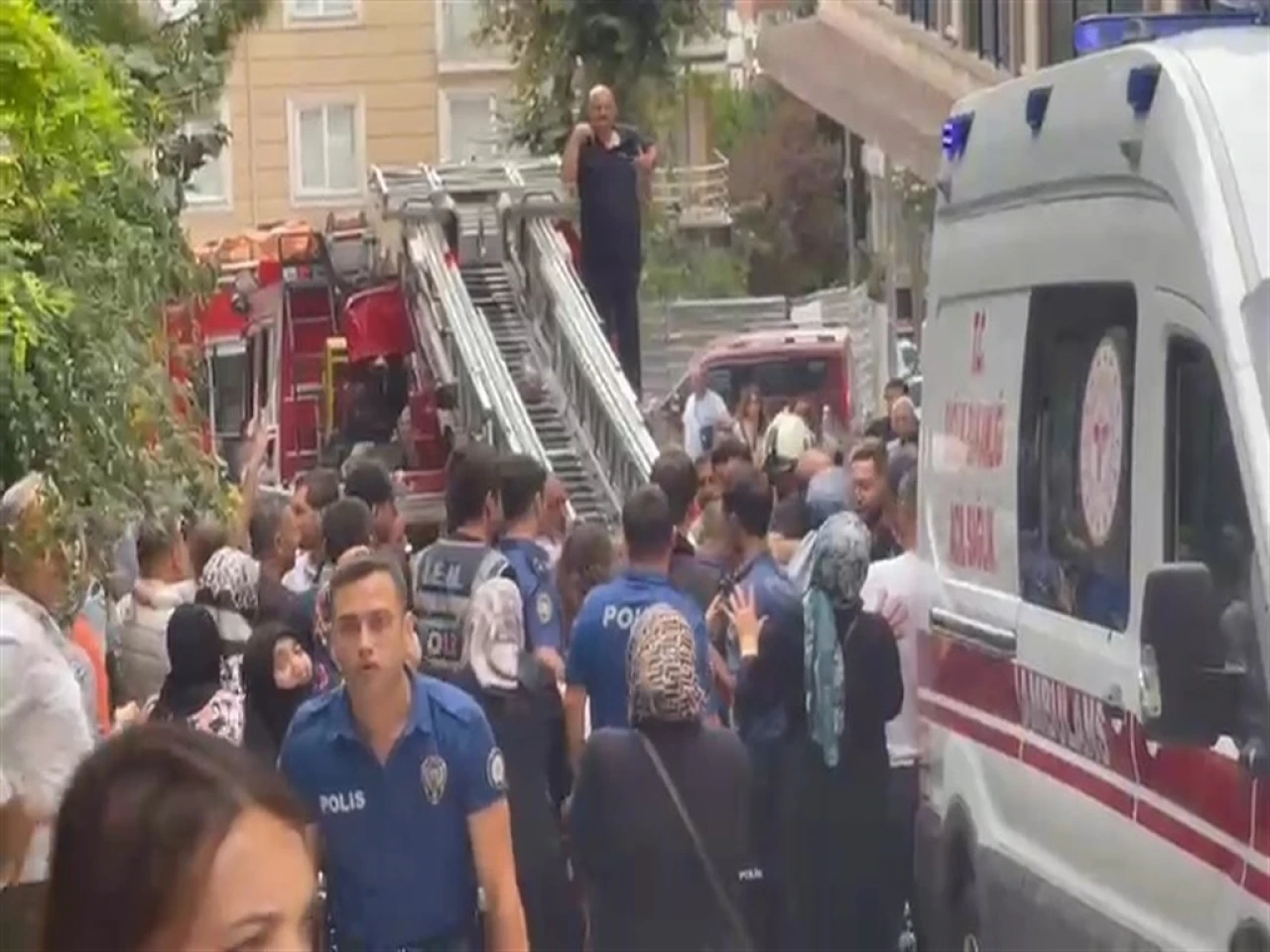 Küçükçekmece'de 5 katlı binada yangın: 1 kişi hayatını kaybetti