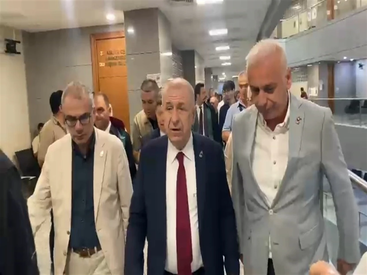 Ümit Özdağ'ın Cumhurbaşkanına hakaret davası ertelendi