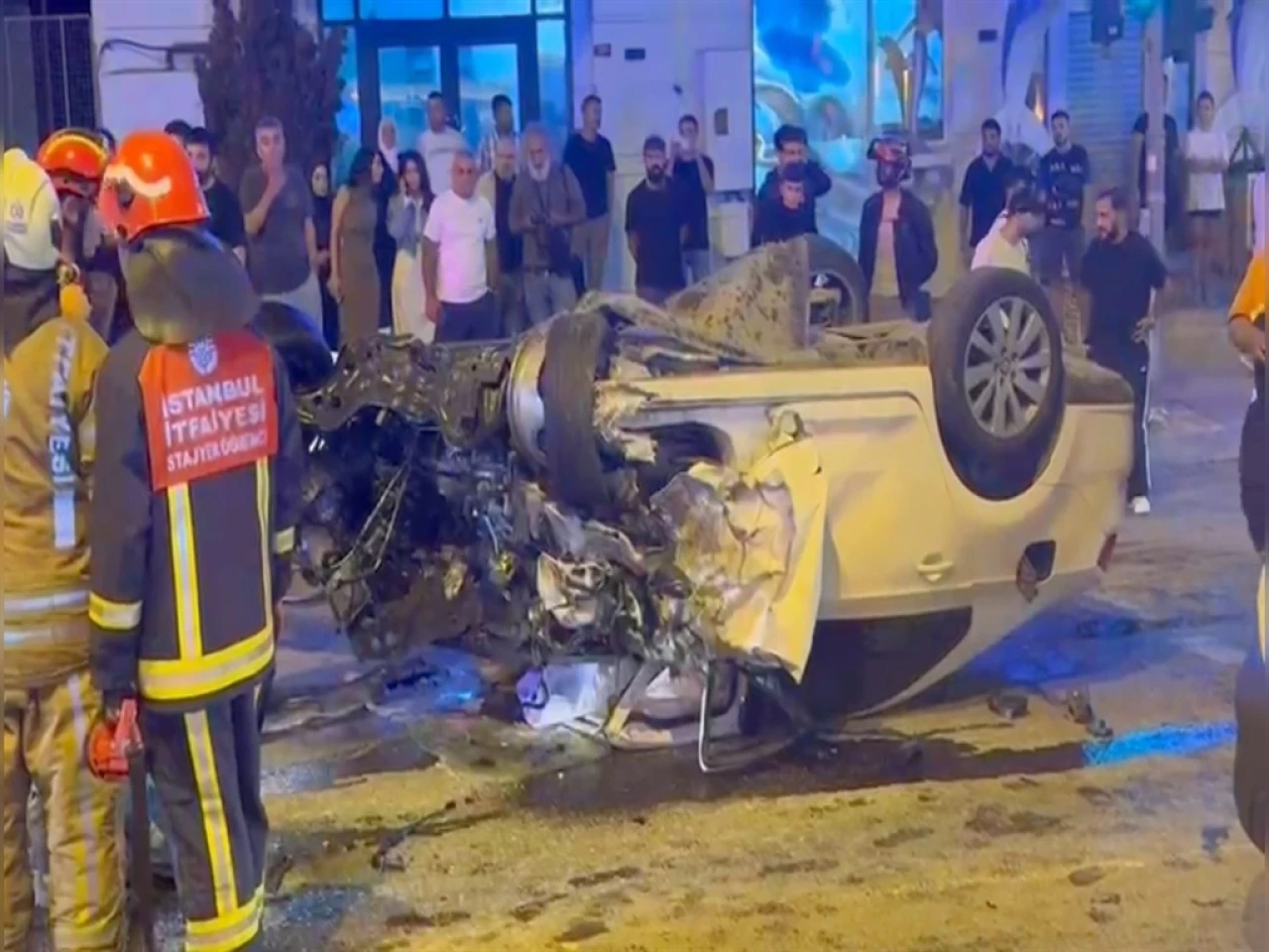 İETT otobüsü otomobil ile çarpıştı: 1'i ağır 2 yaralı