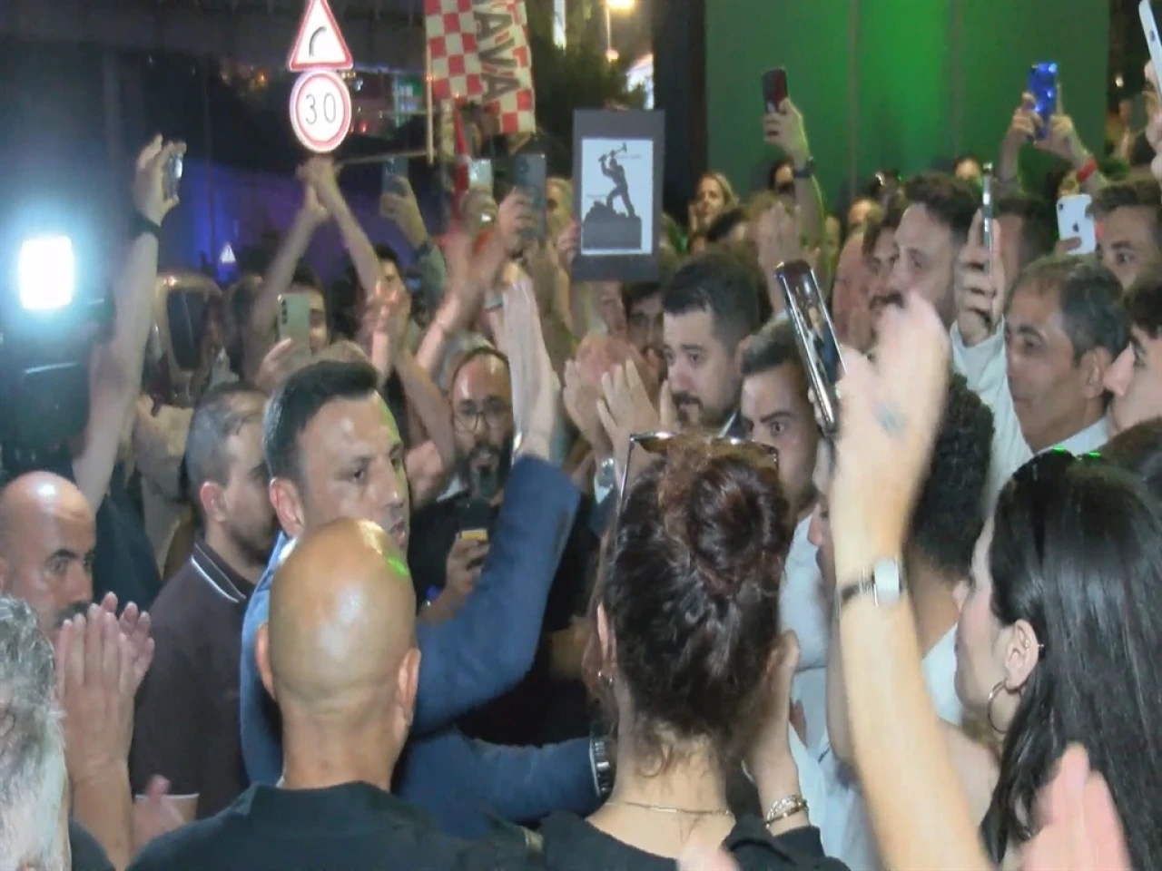 CHP İstanbul İl Başkanlığı'na giriş çıkışlar durduruldu!
