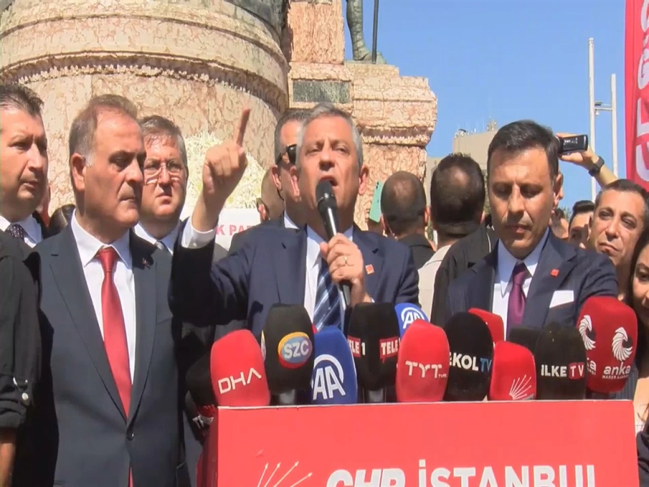 Özgür Özel Taksim'de konuştu: Partiliyim diyenler partinin seçilmişlerine saygı duysun!